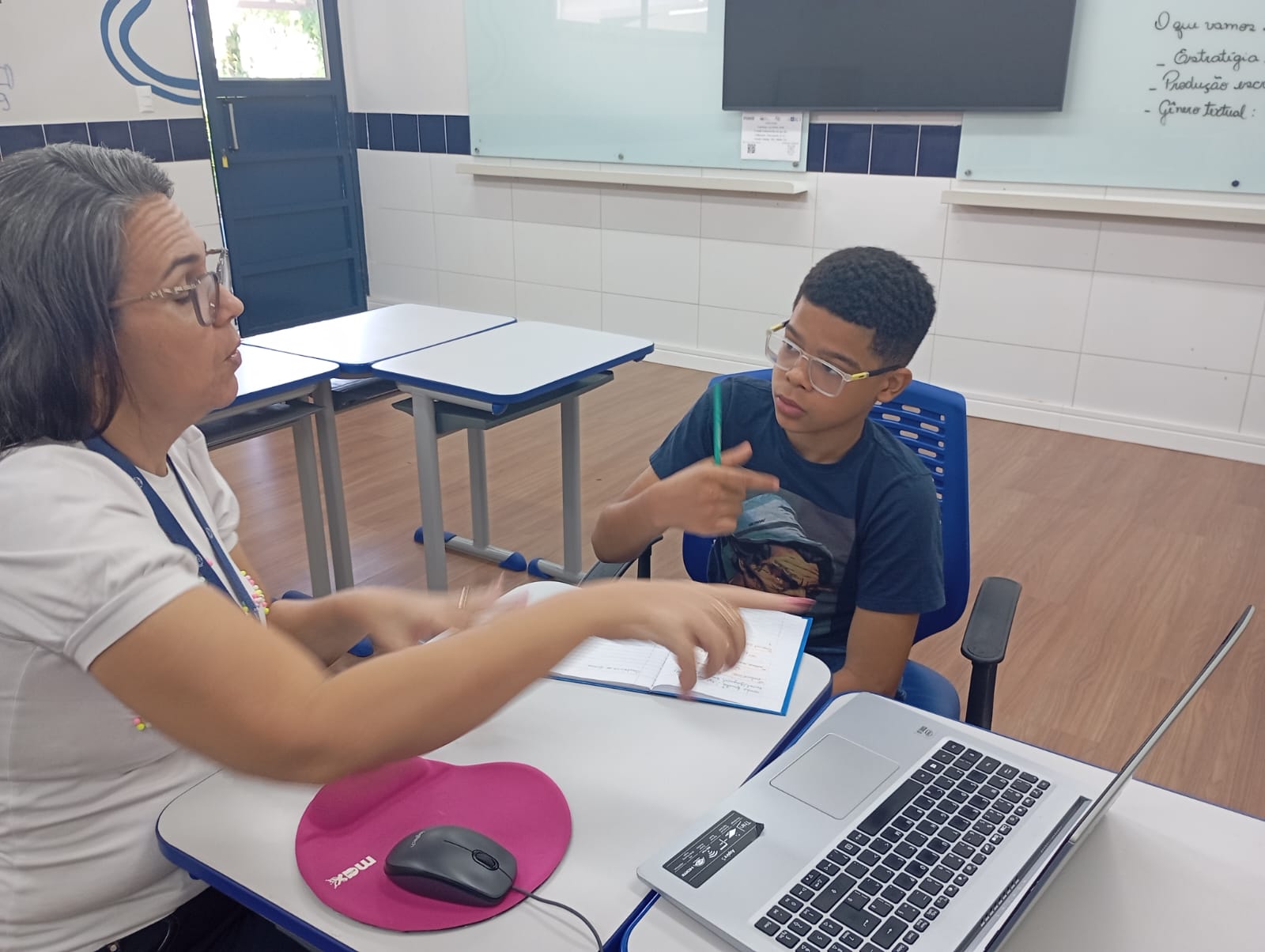 Osilente atendendo estudante surdo